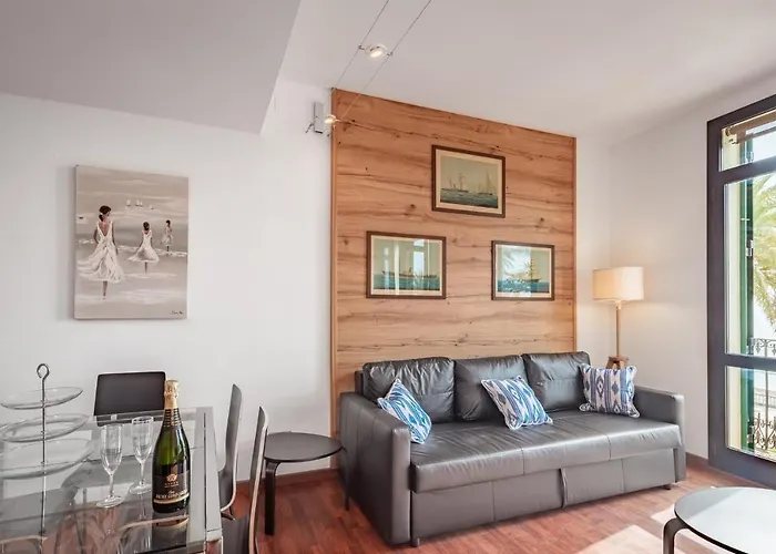 锡切斯里贝拉海滩公寓 * 锡切斯