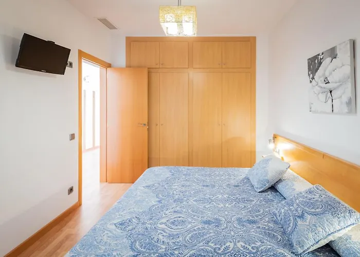 锡切斯里贝拉海滩公寓 *