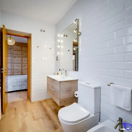 锡切斯里贝拉海滩公寓 *