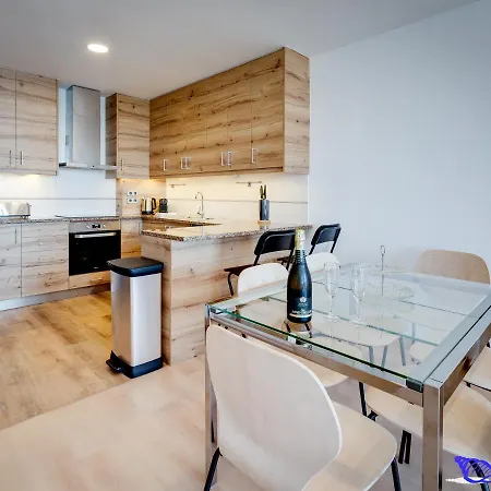 锡切斯里贝拉海滩公寓 *