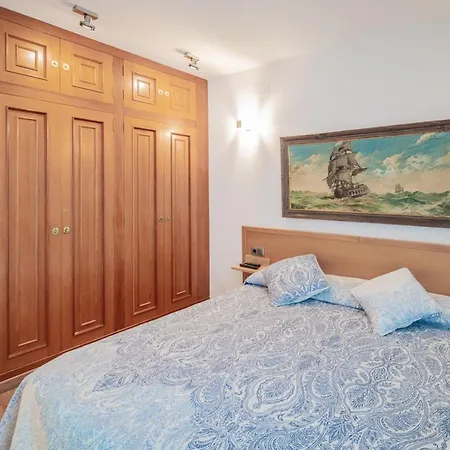 锡切斯里贝拉海滩公寓 *